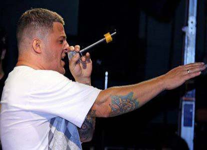 O Eισβολέας και οι καλεσμένοι του σε ένα επετειακό live