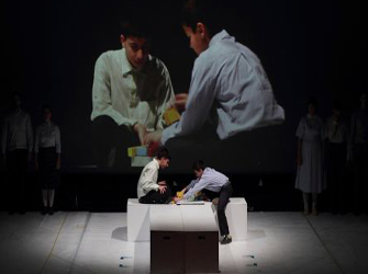 «Ο άνθρωπος ανεμιστήρας ή πώς να ντύσετε έναν ελέφαντα»