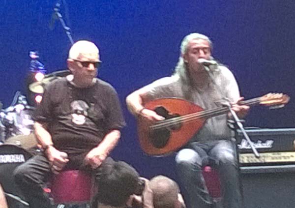 O Eric Burdon με Γιάννη Χαρούλη on stage λίγο πριν το Rockwave Festival