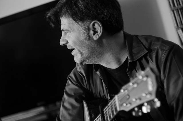 Ο Φοίβος Δεληβοριάς κάνει «Αρμένικη Βίζιτα» στο PassPort