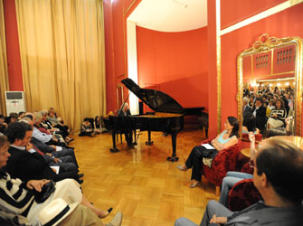 Κυριακή απόγευμα στο Φουαγιέ της ΕΛΣ