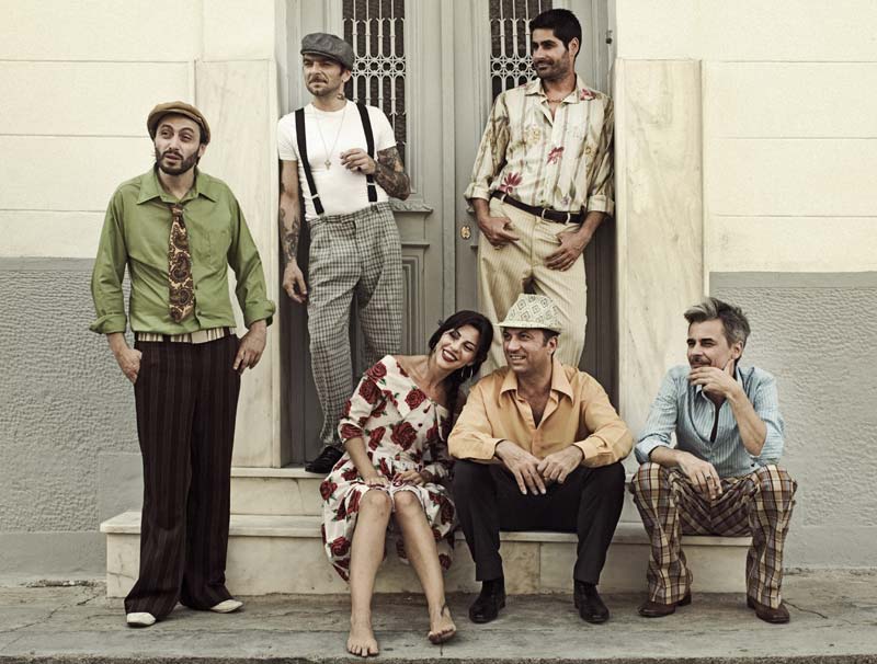 Gadjo Dilo: Οι «τρελοί μπαλαμοί» που διασκευάζουν Τσιτσάνη σε gypsy jazz ρυθμούς μιλάνε στο in.gr