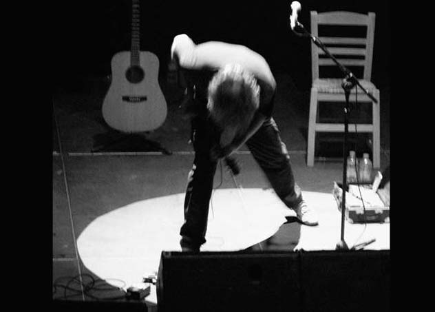 «Όλα είναι δρόμος»: Η συναυλία του Γιάννη Αγγελάκα στο Θέατρο Βράχων