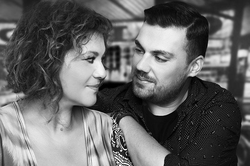 Η Γιώτα Νέγκα και ο Θέμης Καραμουρατίδης ζωντανά στη σκηνή του PassPort