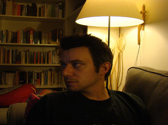 O Θέμελης Γλυνάτσης καταφθάνει με «Ρομαντισμό»