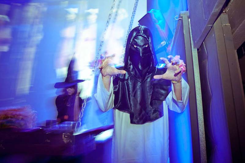 Spooktacular Halloween Night στο six d.o.g.s