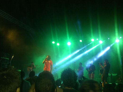 Εκρηκτική η συναυλία των Imam Baildi με νέα «συνταγή» και Γιώργο Μαζωνάκη