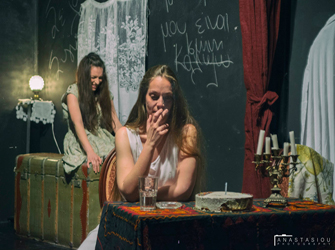 Η βραβευμένη παράσταση «Ισμήνη και Καλυψώ» της Έφης Μεράβογλου στα Σκόπια