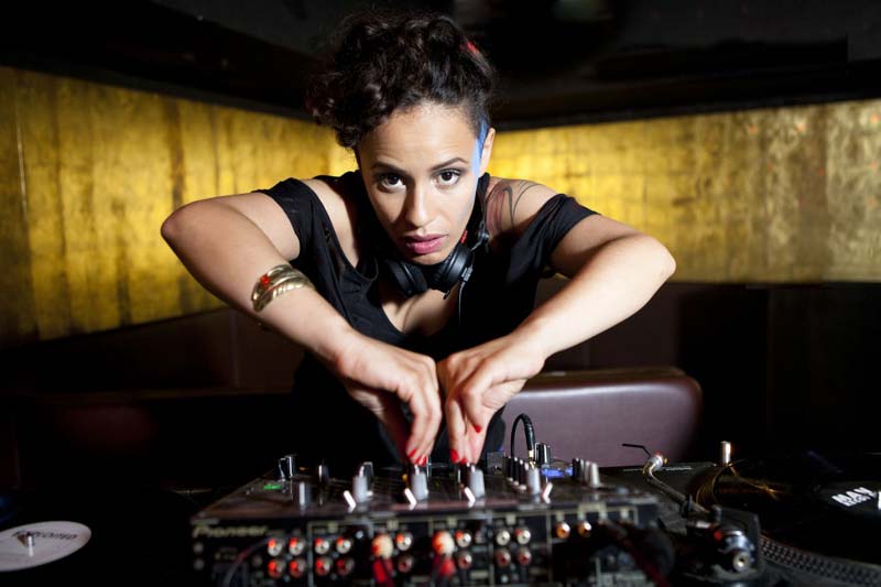 «Party Over Here» με τη βραζιλιάνα DJ Joyce Muniz