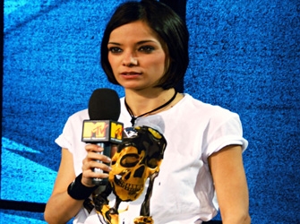 Η Κατερίνα Τσάβαλου μπροστά από τις κάμερες του MTV