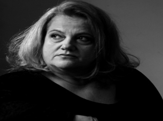 H Ελένη Καστάνη στο ρόλο της κομμώτριας Λίτσας Τσίχλη