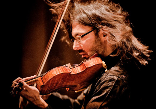 Καθηλωμένοι εκατοντάδες θεατές από το βιολί του Καβάκου