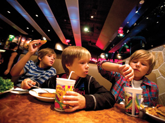 Τις Κυριακές τα παιδιά τρώνε Δωρεάν…στα Hard Rock Cafes!