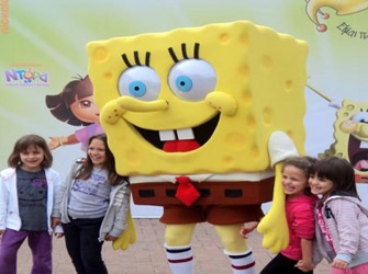 Ο Μπομπ Σφουγγαράκης κάνει πάρτι και σας προσκαλεί!