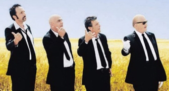 Τέσσερα Μαύρα Κουστούμια, σε Α΄προβολή