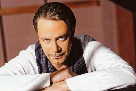 Με δυο διαφορετικές παραστάσεις ο Στέφανος Κoρκολής στην Αθηναϊδα