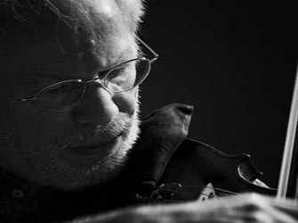 Ο βιολονίστας Γκίντον Κρέμερ με δύο εξαιρετικές νέες μουσικούς