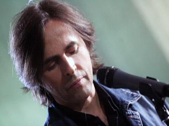 O Βασίλης Λέκκας με πλούσιο ρεπερτόριο από Χατζιδάκι μέχρι Ελύτη