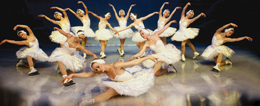 Φιγούρες που εντυπωσιάζουν στον πάγο και ένας μαύρος κύκνος «αετός»