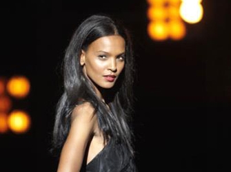 «Το Λουλούδι της Ερήμου»- Από την έρημο στις πασαρέλες, σε Α’ τηλεοπτική μετάδοση