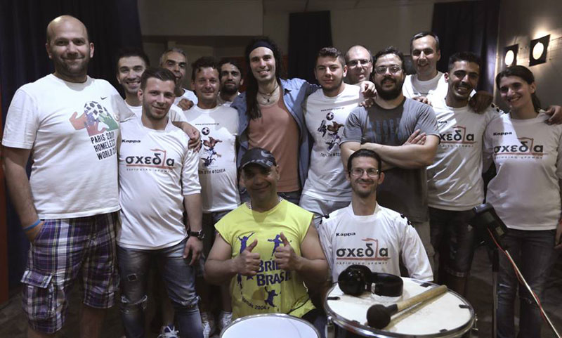 Oι Locomondo τραγουδούν «Samba Ελλάς» και δίνουν ρυθμό… Μουντιαλικό