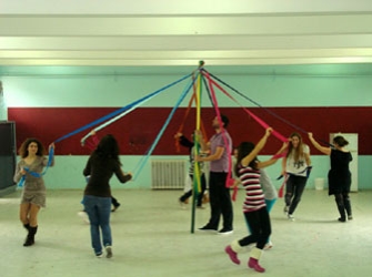 Ας κρατήσουν οι χοροί!