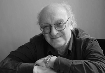 Ο συγγραφέας Πέτρος Μάρκαρης εκμυστηρεύεται το δικό του «σύστημα γραφής»