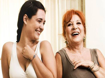 Δύο γυναίκες χορεύουν