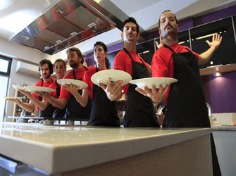 Ένα άδειο πιάτο στο μπιστρό «Το μεγάλο βόδι»