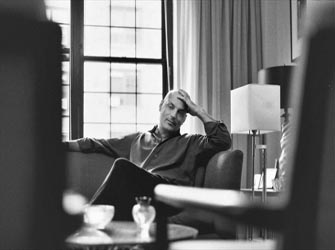 Μέντελσον: «Αν καταδικάσεις την ομοφυλοφιλική πτυχή του Καβάφη, καταδικάζεις το έργο του»