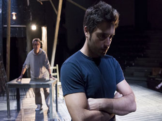 Μέσα από τον Σπασμένο Καθρέφτη