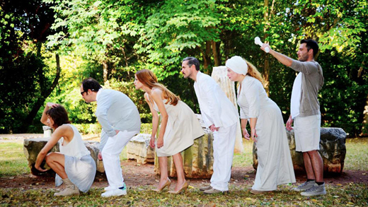 «Με τα δόντια»: Σαν τη Βουλή των Ελλήνων μια σουρεαλιστική οικογένεια