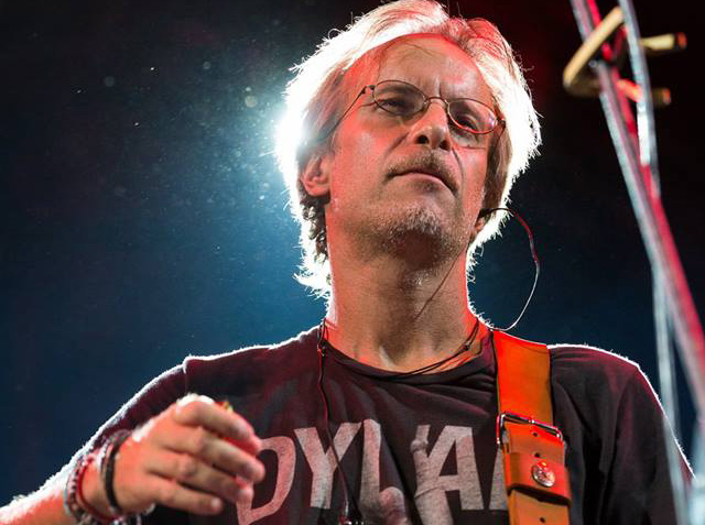 Ο Μίλτος Πασχαλίδης τραγουδά για «αυτούς που λείπουν πιο πολύ»