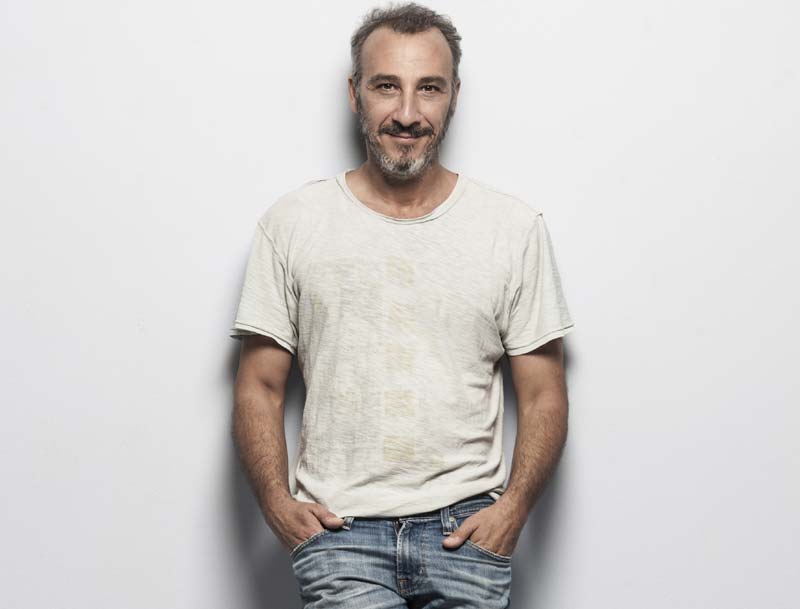 Ο Μίνως Μάτσας υποδέχεται τους καλεσμένους του «Έξω» στον Κήπο