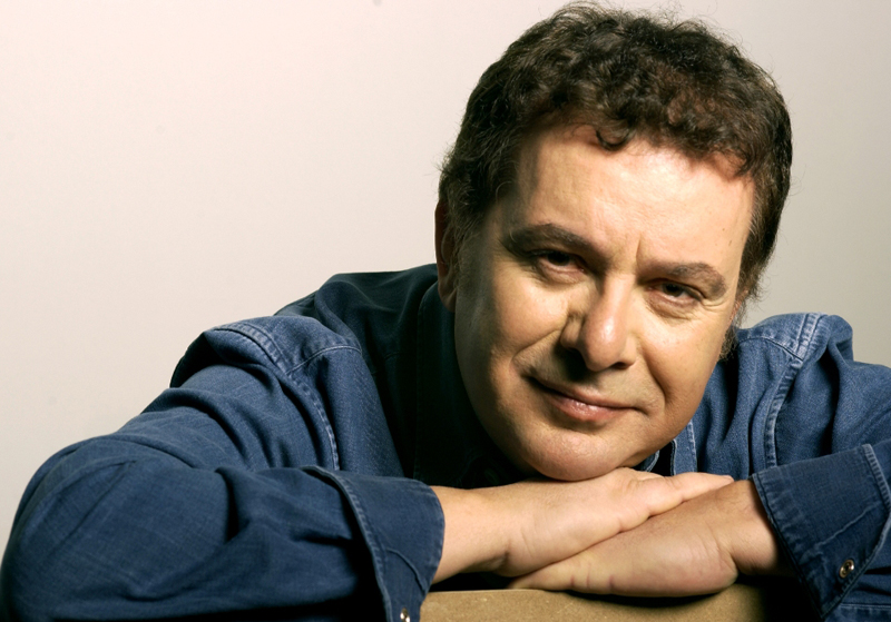 Μανώλης Μητσιάς: Εσπερινοί Διάλογοι «Από τον Τσιτσάνη στο Χατζιδάκι»