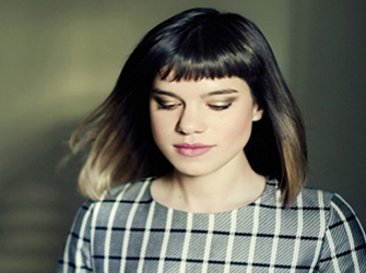 Monika: Η «μικρή σειρήνα» μάγεψε στη Στέγη