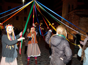 Κορυφώνονται στα στενά της Πλάκας οι αποκριάτικες εκδηλώσεις το Σ/Κ