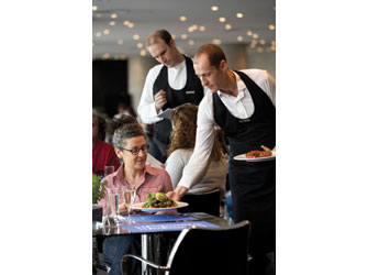 Νυχτερινές περιηγήσεις και δείπνο στο Μουσείο της Ακρόπολης