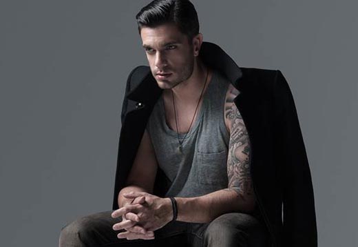 Μύρωνας Στρατής: «Αισθανόμουν παράξενα όταν έγραφα το »Δε φτάνει η αγάπη»»