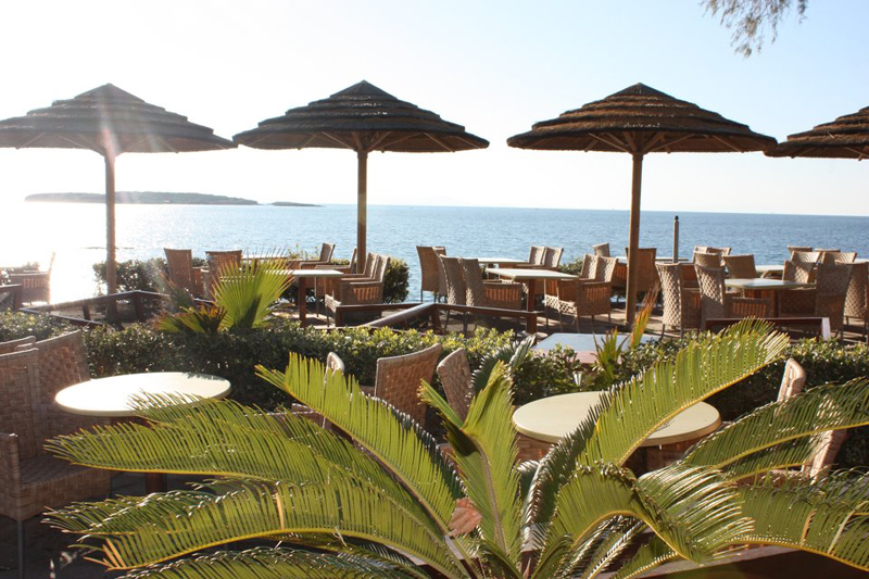 Πασχαλιάτικος καφές δίπλα στο κύμα