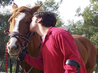 Εθελοντής βοηθός στο Σύνδεσμο Θεραπευτικής Ιππασίας Ελλάδας