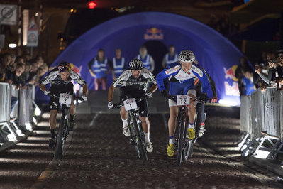 Το κυνήγι της ανηφόρας στο νυχτερινό uphill sprint ποδηλατικό αγώνα