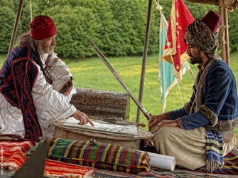 «1821»: Το φράκο και η φουστανέλα