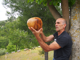 «Ανασταίνει» το ξύλο, το μετατρέπει σε γλυπτό και βρίσκει «καταφύγιο»