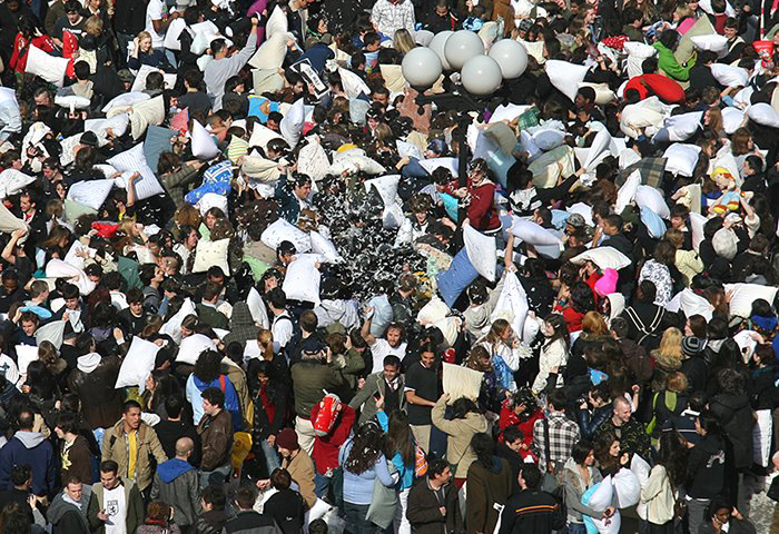 Φτερά και πούπουλα θα γεμίσουν κεντρικές πλατείες της Ελλάδας