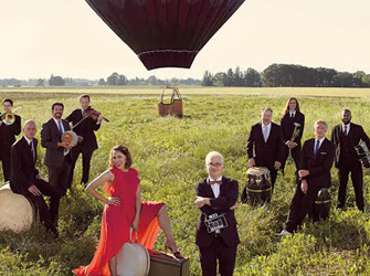 Ενέργεια, συγκίνηση και ελληνικό τραγούδι στους Pink Martini