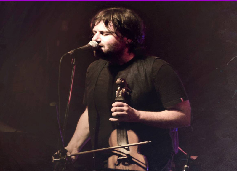 Το Γυάλινο στους ρυθμούς της κρητικής λύρας του Μάνου Πυροβολάκη