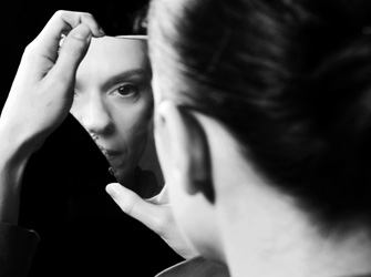 Μια απότομη «Προσγείωση» που εξετάζει τη θέση της σύγχρονης γυναίκας