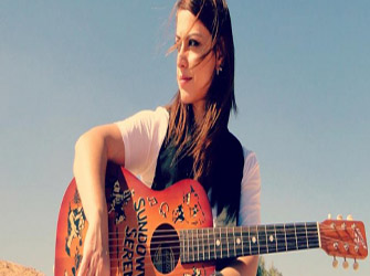 Ραλλία Χρηστίδου με κιθάρες και μαντολίνο στο Χυτήριο