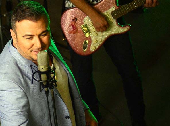 Ο Αντώνης Ρέμος τραγουδάει «Γίνεται» και σκορπά τα πιο θετικά vibes του καλοκαιριού